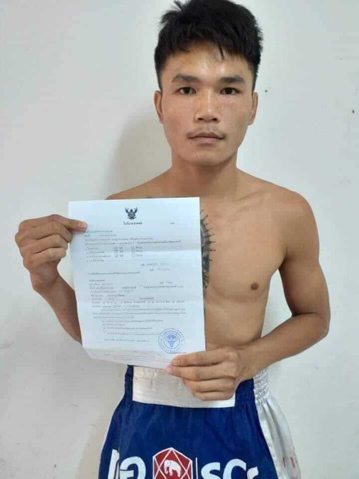 Samingdam Chor. Jolbun with his medical certificate. He successfully defended his title 122 lb Omnoi Stadium title on July 4