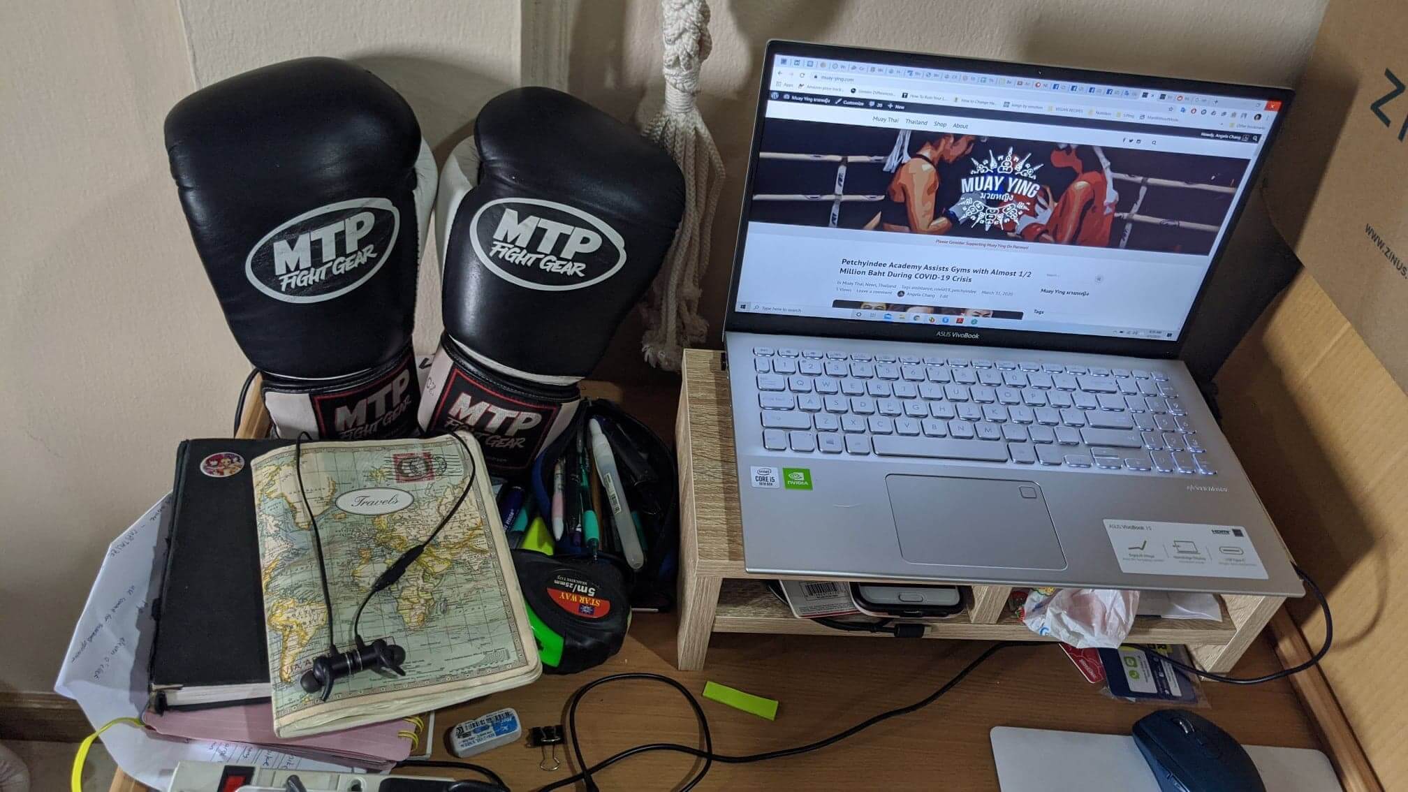 laptop computer blog boxing gloves