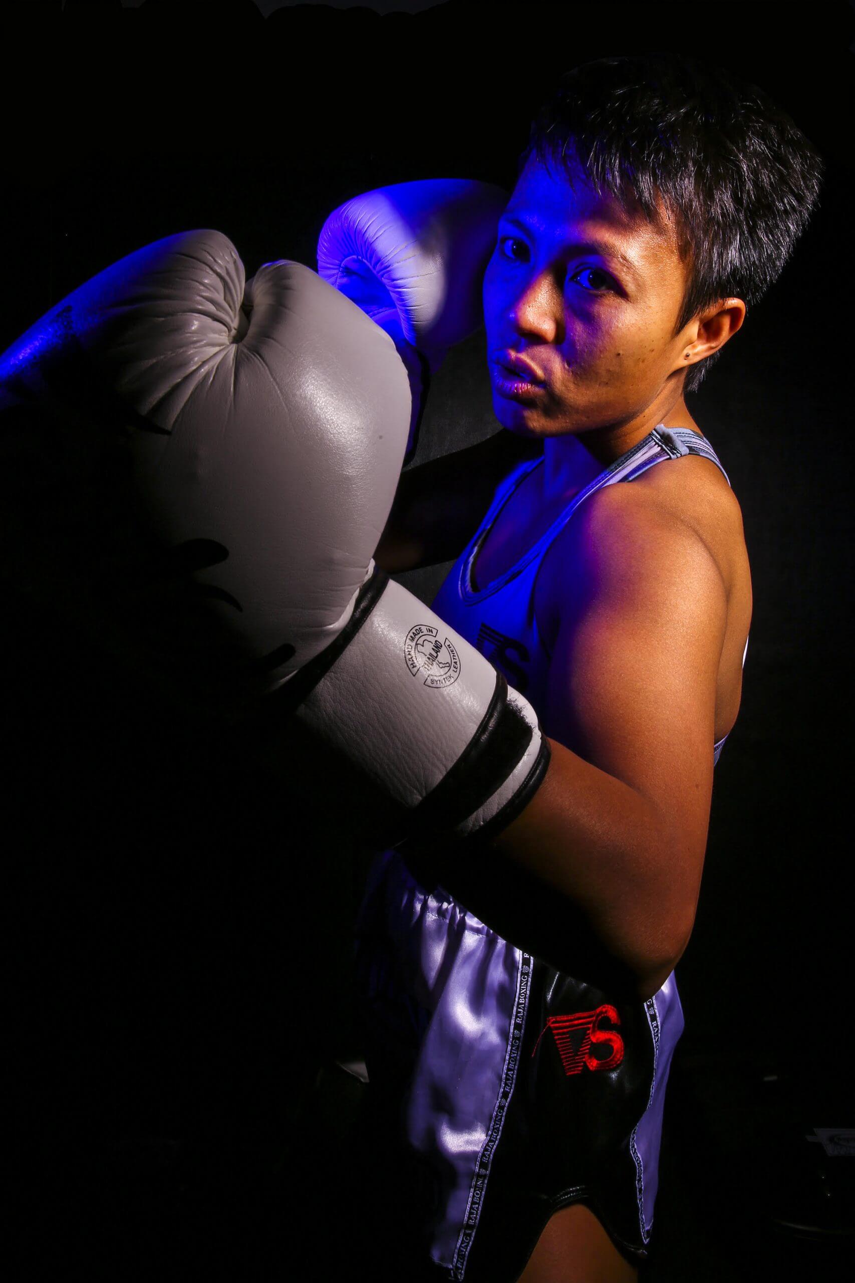thai ngan le woodenman muay thai fairtex throwing punch with gray boxing glove