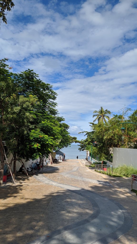 a short walkway from parking towards Hua Hin beach